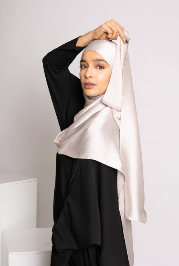 Hijab satin dengan sentuhan lipit yang anggun